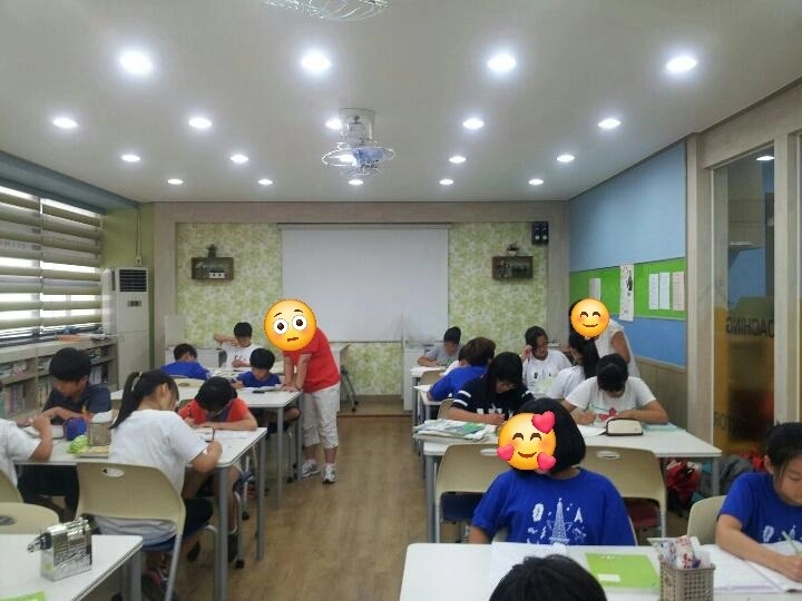 마라톤학원 수업 모습, 학생 얼굴은 이모지로 가려져 있음